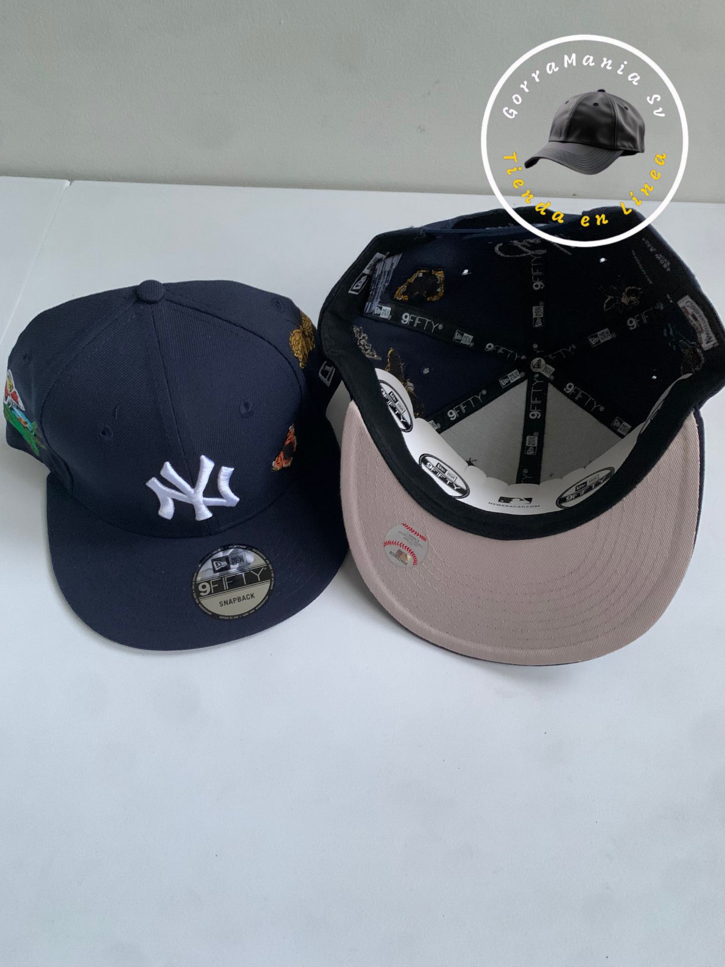Gorra NY Azul y Negra – Jardín Bordado con Flores y Mariposas