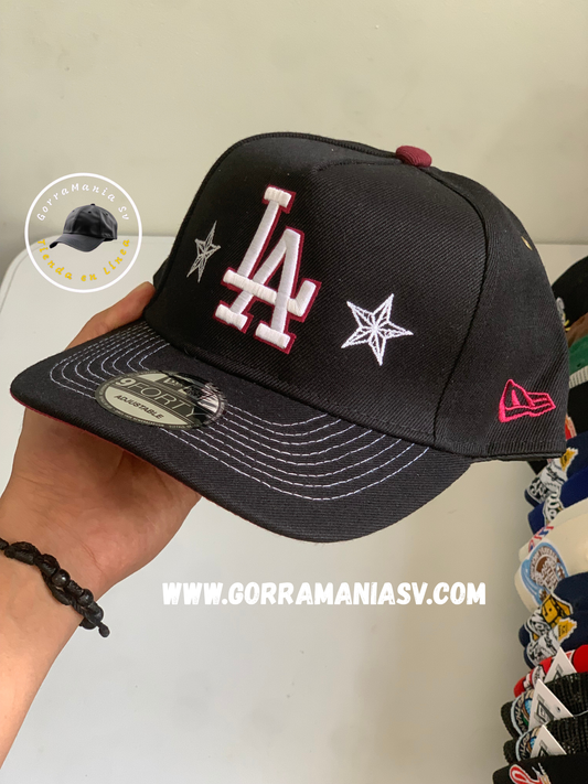 Gorra Los Angeles Negra – Estrellas y Líneas Púrpuras