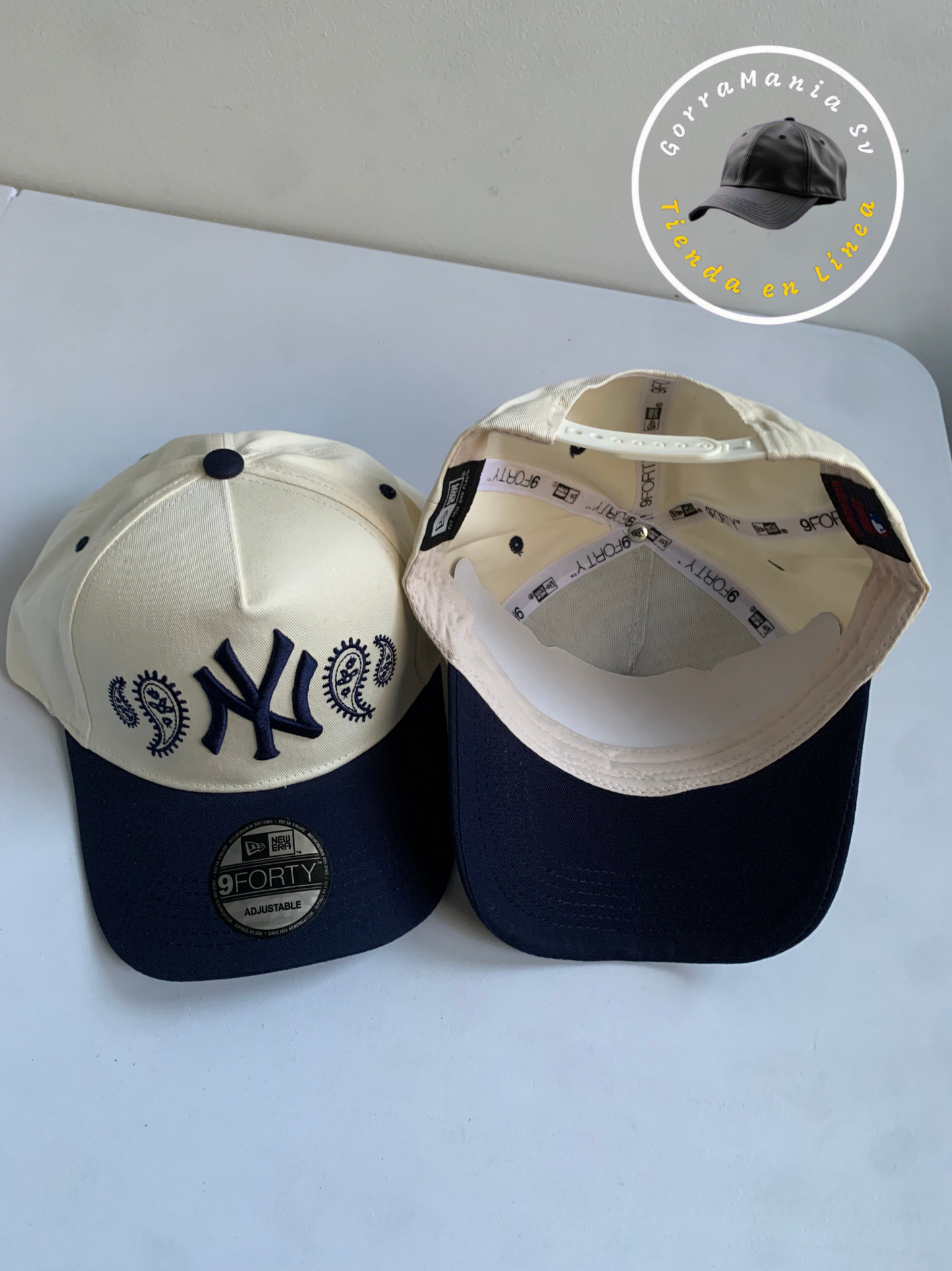 Gorra NY Beige con Visera Azul y Negra – Logo con Iconos