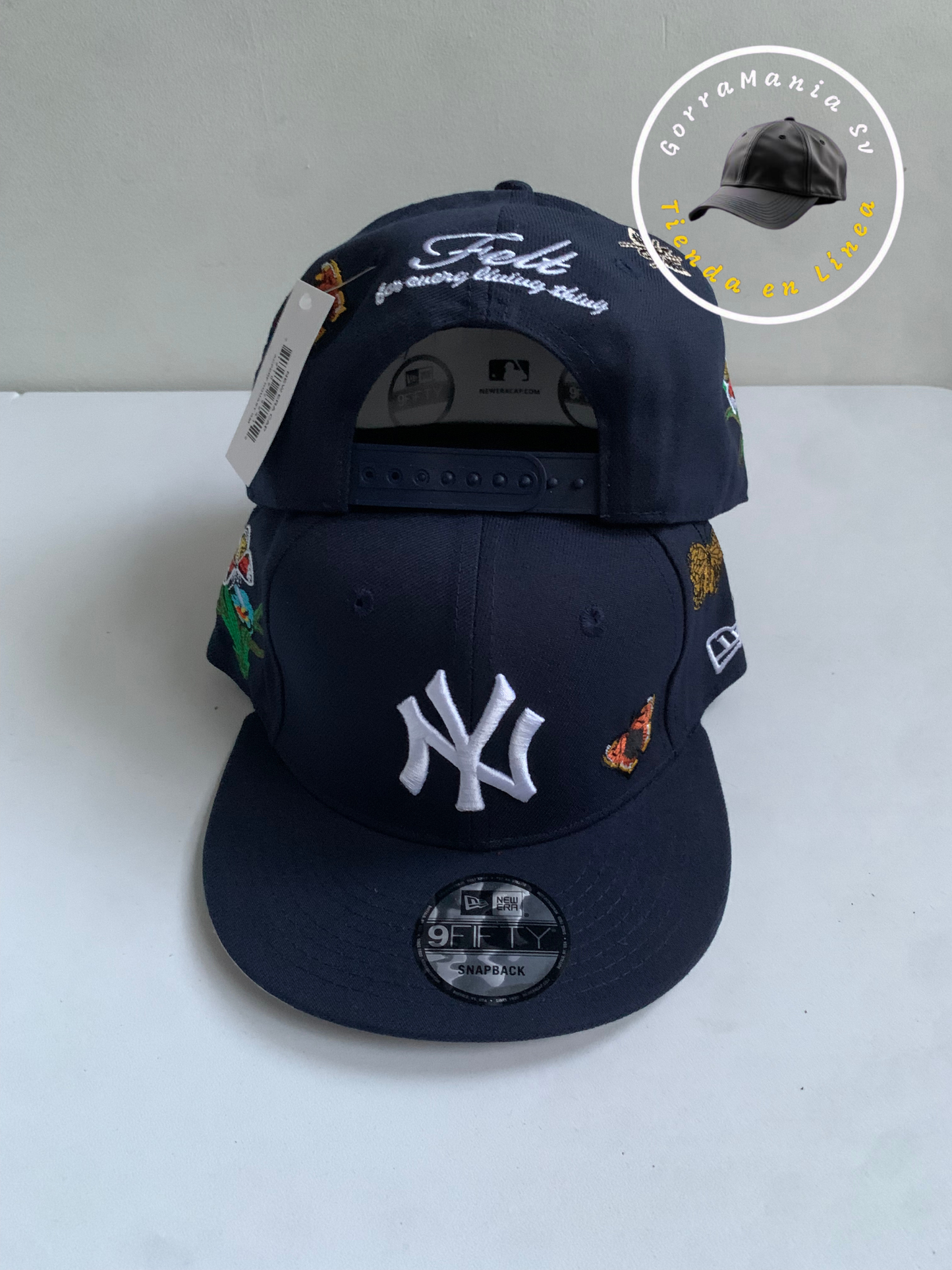 Gorra NY Azul y Negra – Jardín Bordado con Flores y Mariposas