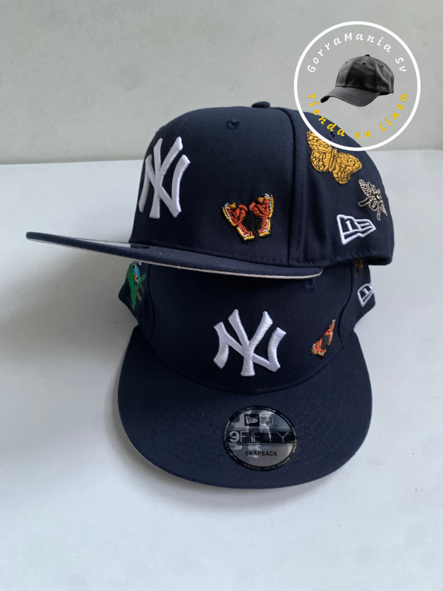 Gorra NY Azul y Negra – Jardín Bordado con Flores y Mariposas