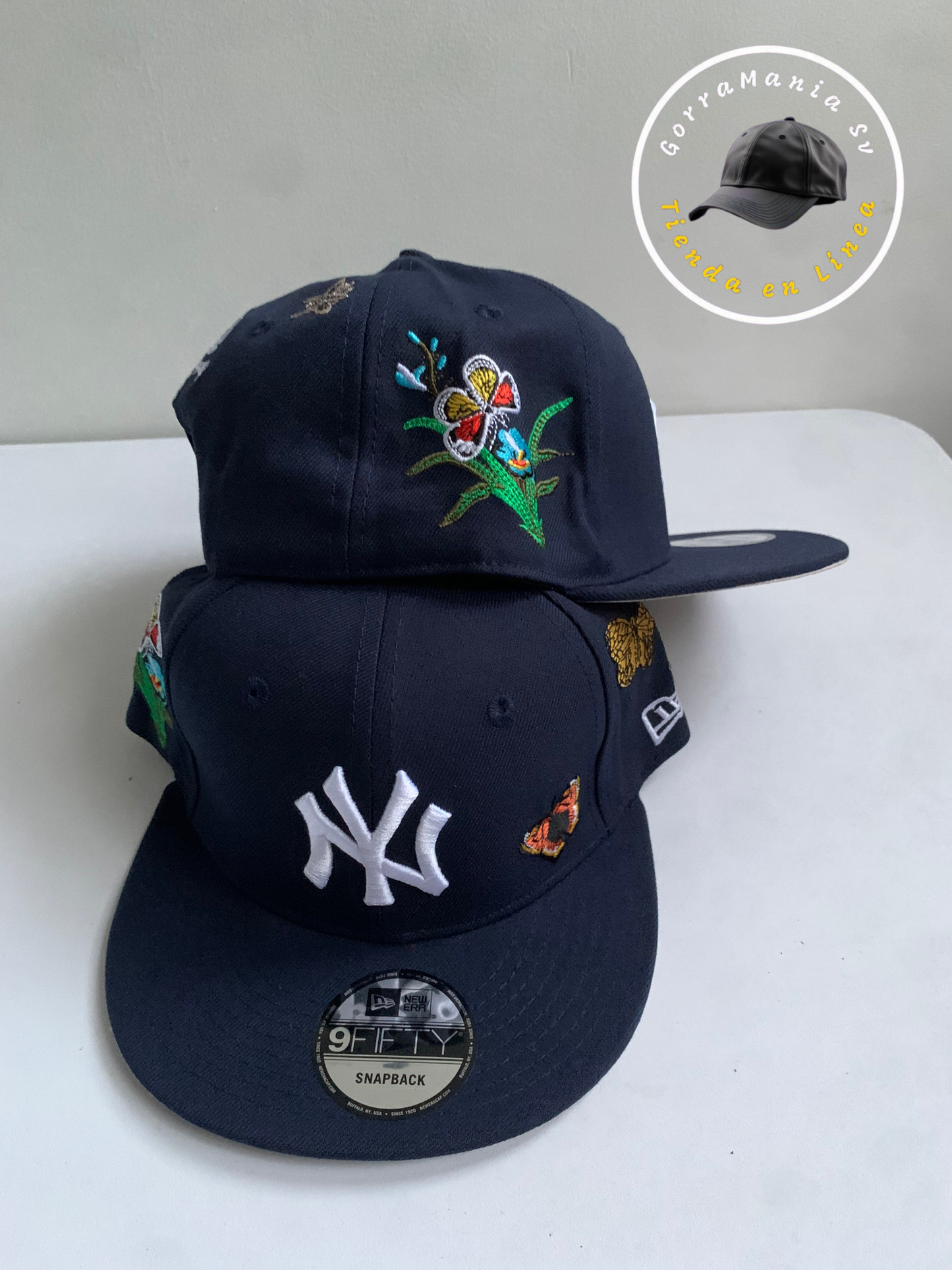 Gorra NY Azul y Negra – Jardín Bordado con Flores y Mariposas