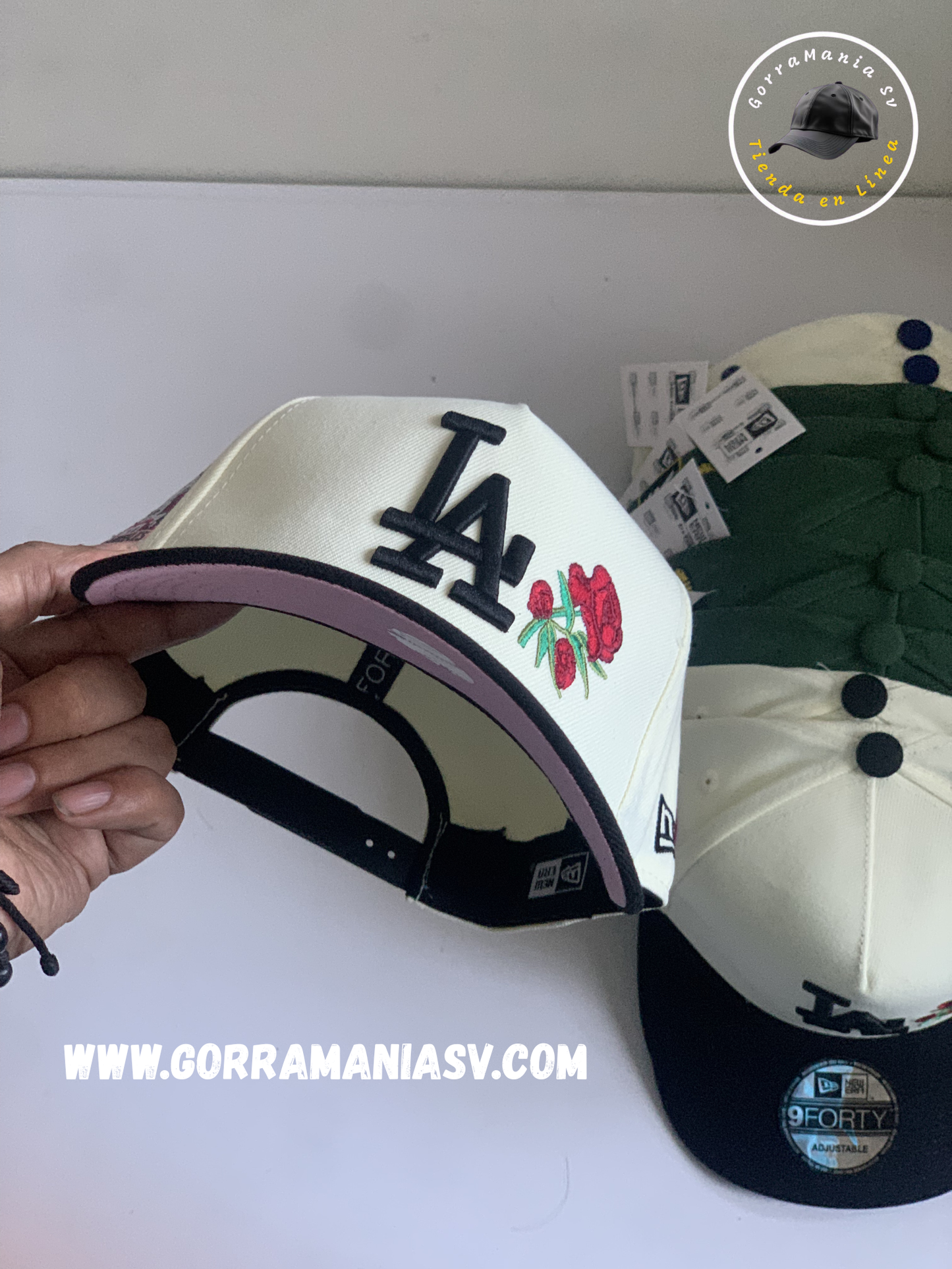 Gorra Premium LA Two-Tone: Estilo Urbano con Bordado de Rosa