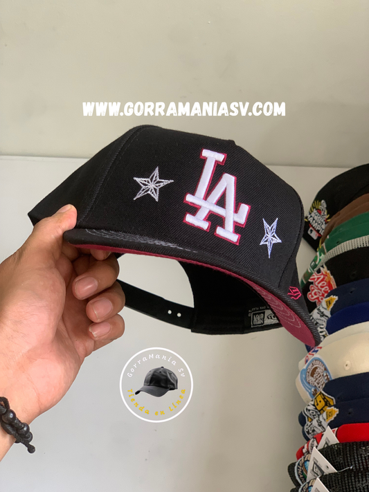Gorra Los Angeles Negra – Estrellas y Líneas Púrpuras