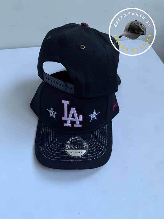 Gorra Los Angeles Negra – Estrellas y Líneas Púrpuras